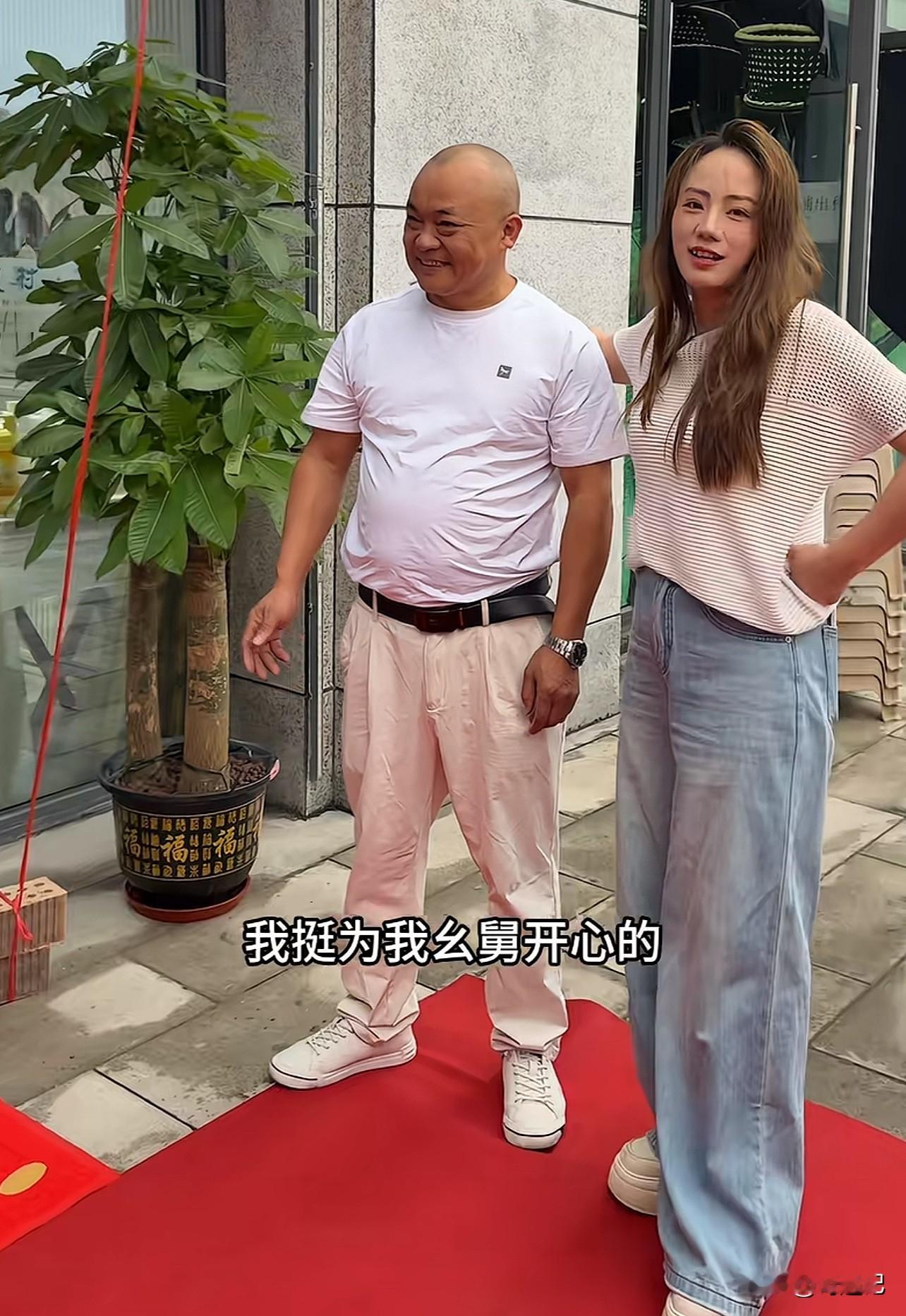 小妹儿幺舅，新店刚开张，网友们却普遍不看好，这店究竟是做什么生意的？🔥

这是直播展厅加工作室，并非传统的线下零售门店。
核心用途是直播带货，方便品牌方过来对接专场合作，不用再大老远往农村跑，在城里接待要省心不少；店里摆放的大多是直播间带货的样品，营收的主力依旧是线上，线下只做货品展示，顺带做点零售