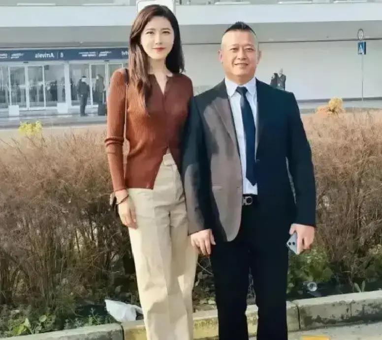 很多网友一看到奔五的女明星没结婚没孩子，同情心就莫名其妙泛滥起来了。
总觉得女人到了这个岁数，身边没个伴、膝下没儿女，晚景就注定凄凉。
可这套世俗尺子，量到曾黎身上根本不顶用。
当年中戏96级神仙打架，章子怡、秦海璐、袁泉全在里面。刘烨后来在采访里直言，曾黎是全班公认条件顶尖的大青衣，个子高、