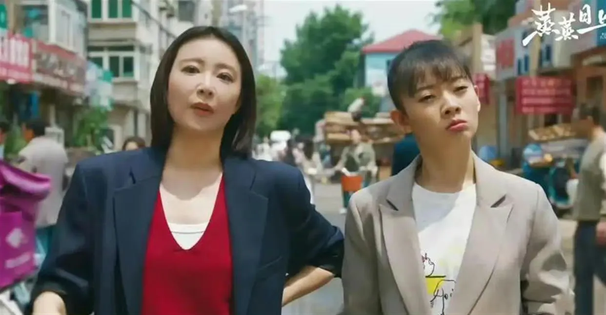 高叶大概是《狂飙》之后，最让人替她着急的演员。

“大嫂”陈书婷让她一夜封神，然后呢？她接到的剧本里，超过七成都是“拽姐”人设——女总裁、黑道千金、古装女侠客，全都要求她演出那股“不好惹”的气势。

刚开播的《蒸蒸日上》最典型，她演的基层律师萧龙女，人设是爽朗果敢，结果被观众骂“全程龇牙咧嘴，台词含