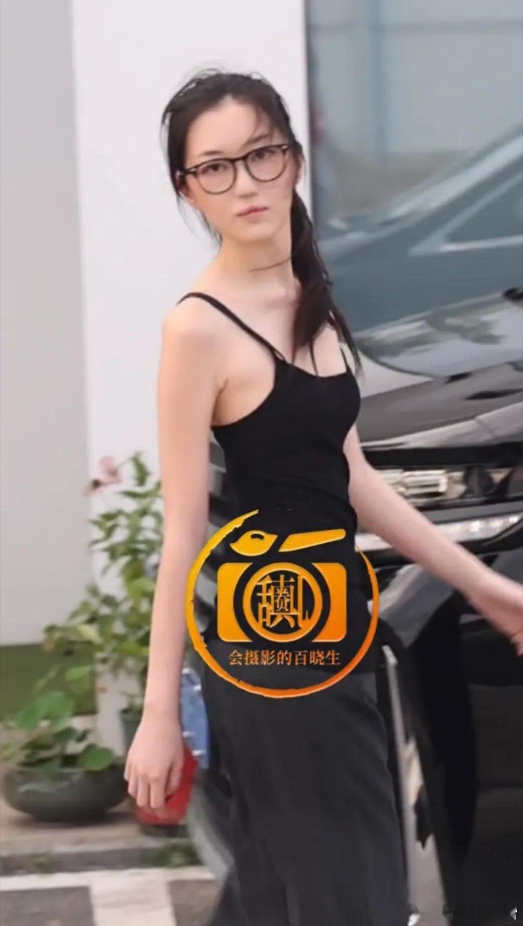 李嫣与窦靖童相聚，宋妍霏现身，李嫣身材高挑，唇部恢复良好 ​