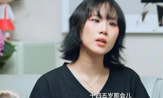 主持人问窦佳嫄：“你和窦靖童背负着上一辈的恩怨，你们是怎么打破这个局的呢？”窦佳嫄：“我们第一次联系是我十四五岁的时候，约出去吃饭。”主持人：“单独吗？”窦佳嫄：“对！”

在很多人的印象里，窦靖童和窦佳嫄这两个名字，总是会被放在复杂的家庭背景中讨论。她们一个是窦唯与王菲的女儿，一个是窦唯与高原的女