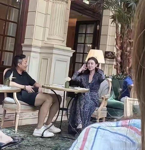45岁的汪小菲带着34岁的妻子马筱梅在法国聚餐聊天，两个人开心得不行。
​现在儿子也生了，事业也在持续做，两个人关系看起来也不错。完全不受张颖颖爆料影响 ​