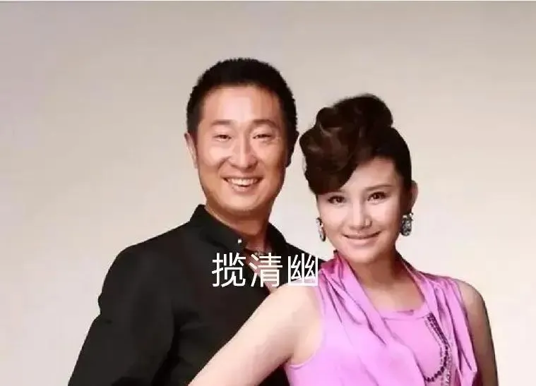 没想到他俩是俩口子？林永健人长的帅气，永远是和蔼可亲的样子，而且唱歌也非常好听，而且每部电视剧扮演的角色都很成功，深受观众的喜爱；他的爱人真漂亮，不怎么熟悉，男才女貌，家庭幸福，完美结合，愿他们永远幸福美满。两人低调相伴多年，在各自领域发光又彼此扶持，这样的感情格外让人羡慕。声明：本文仅供娱乐，请勿
