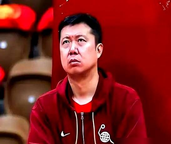 CBA的哨子不是在保护球员，是在批量生产国际赛场上的“残次品”！
近期CBA赛场上的判罚争议已经多到让人麻木了。赵睿因为顶撞裁判被停赛五场、罚款十万，周琦同样在复出后连吃两个技犯被驱逐。而更离谱的是曾凡博那一次——中国篮协裁委会赛后亲自承认，导致曾凡博受伤的那次犯规“符合违体犯规C2条款”，裁判却只