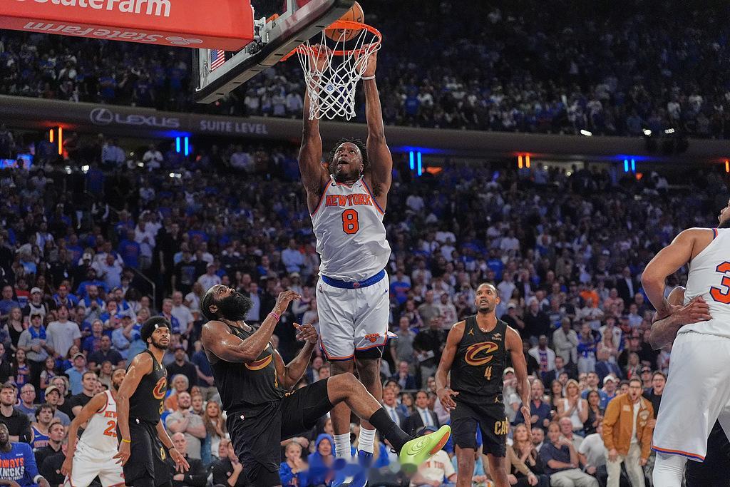 20日，NBA东部决赛第一场结束。坐镇主场的尼克斯队经过一个加时以11...