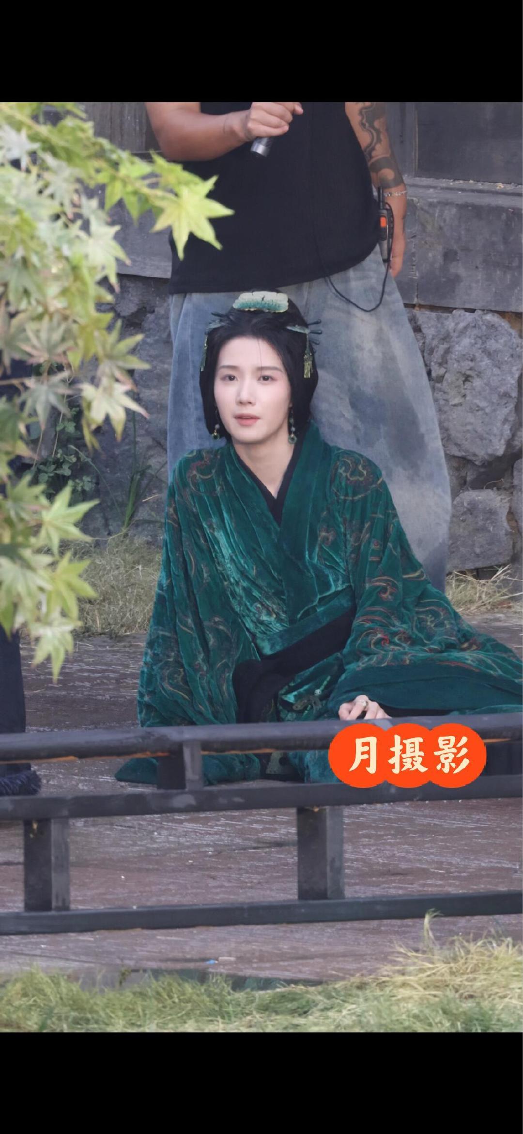 卢昱晓刺棠哭戏路透好像哭了十几二十遍，苦了对手戏张凌赫了，这样看照片也看不出来破碎感在哪，感觉很依赖氛围感，不知道播出的时候得加多么悲伤的BGM，才能让观众感受到情绪[思考]
#卢昱晓##张凌赫##刺棠# ​
