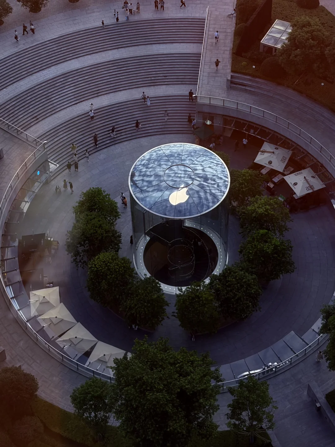 Apple浦东 空中的云倒映在玻璃 logo像月亮