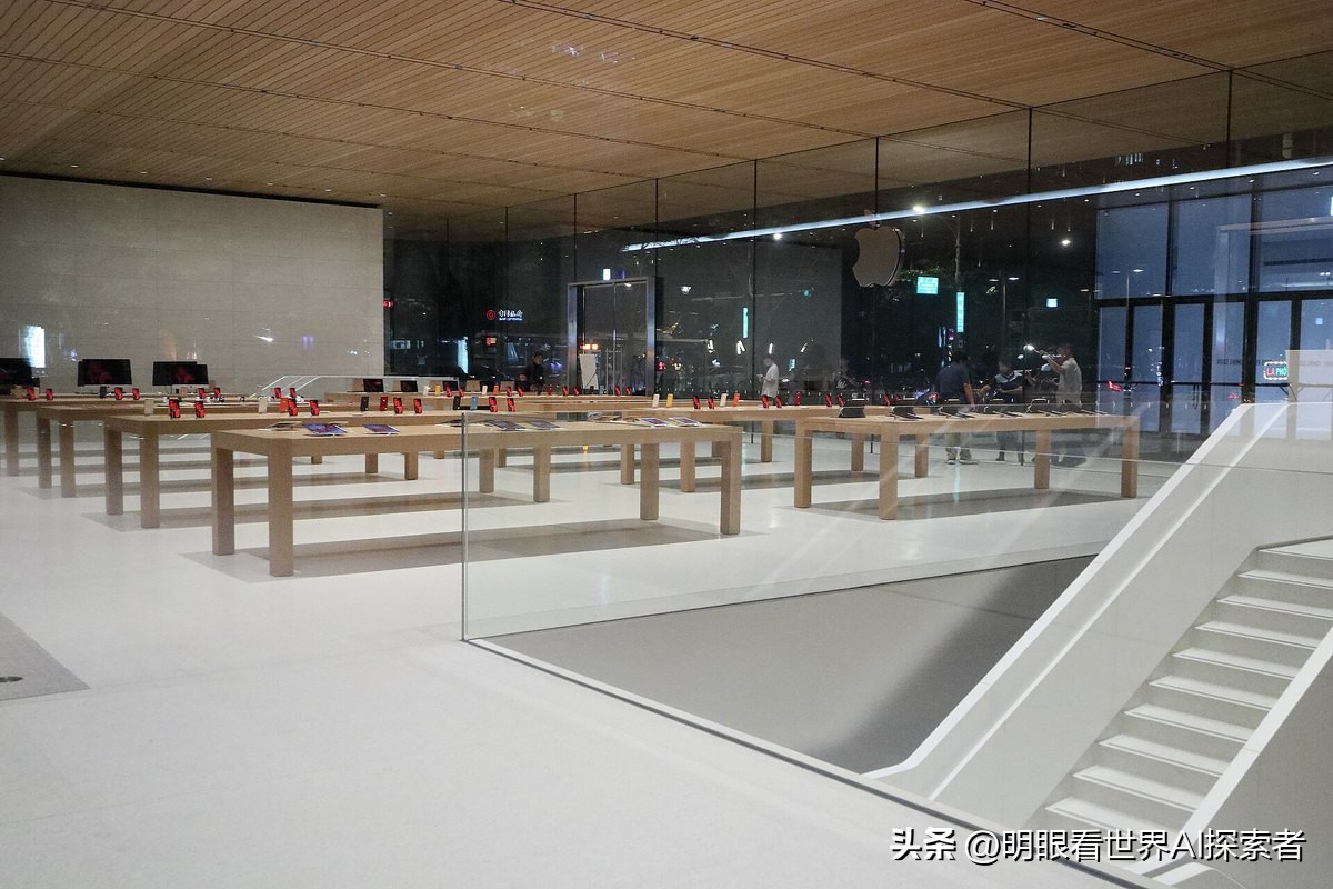 想换折叠屏的先别急。21499 元的 iPhone Duo，9 月 11 日预售订单被炒到 79999 元。
10 月 17 日，黄牛收货只肯加 2500 元。
这 5 万多的差价是怎么没的，看清再决定。
10 月 16 日晚 8 点预售一开就秒光，门店当天自提全没了，送货最早排到 11 月底。
跌