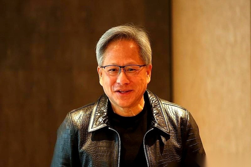 黄仁勋在台上领国家科学奖章的时候，当着所有人的面讲了一句大实话。
他已经六十多岁，管着全球市值数一数二的芯片巨头，刚开完面对全世界分析师的硬仗，转头还得坐下来，老老实实听八十多岁的老父亲给他挑毛病。
老父亲根本不管外人把你捧得多高，电话一接通，张嘴还是那句哪里做得不够好。
黄仁勋笑着说：只要是在亚洲