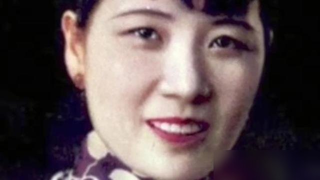 54岁的柯蓝往那一站，弹幕全在问宋美龄是不是从历史书里走出来了。
没涂大红唇，没垫假睫毛，一件旗袍裹着，眼神扫过来，那股子大家闺秀的底气和骨子里的锋利全出来了。观众说这才叫演名媛，不用化妆品硬撑，仪态就是戏。
戏外更绝。不婚不育，54岁坦然长皱纹，被拍到跟黄志忠一块看话剧，全网都在猜是不是复合了