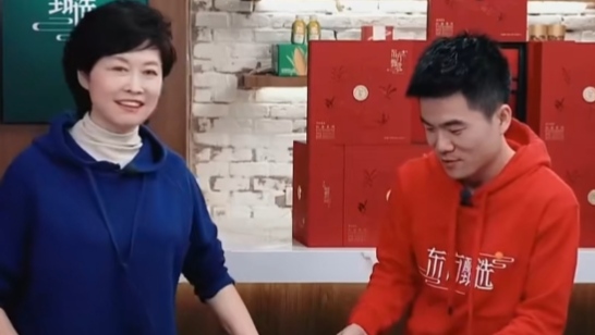 做父母的，真建议好好听听这段对话。
 
敬一丹看得通透，董宇辉说话又温和实在，没有大道理式的说教，句句说到家长的心坎上。
 
现实里太多家长，死死盯着分数，把成绩当成评判孩子的标尺。还早早给孩子把人生路都规划好，就盼着按我们设想的样子去活。
 
可话说回来