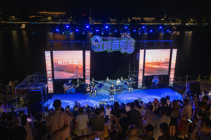 刚从泸州银河左岸音乐节现场挤出来，嗓子喊到现在还是哑的。
场地就在长江边的草坪上，风裹着江风往脸上吹，傍晚的时候舞台灯和对岸的城市霓虹叠在一起，连背景板都比别的音乐节多了层波光粼粼的滤镜。这次阵容排得太懂年轻人了，从下午两点开场到晚上十点半，12组艺人连轴转，中间留的换场时间都不超过15分钟，连去买