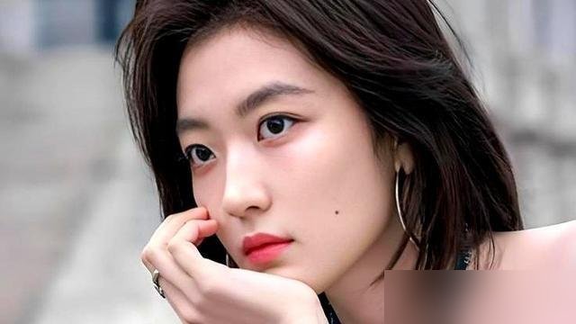 井柏然拍吻戏前，居然趴地上做俯卧撑。不是秀身材，是调整肩颈线条，说上镜好看。
孙千爆料，俩人私下还比仰卧起坐，谁输了谁请奶茶。导演一看这状态，直接把吻戏改成一条过，镜头怼着脸拍。
结果这剧杀青，孙千说她跟失恋似的，好几天缓不过来。井柏然直播回看那段，自己先脸红了，弹幕全在截图。
《早春晴朗》热
