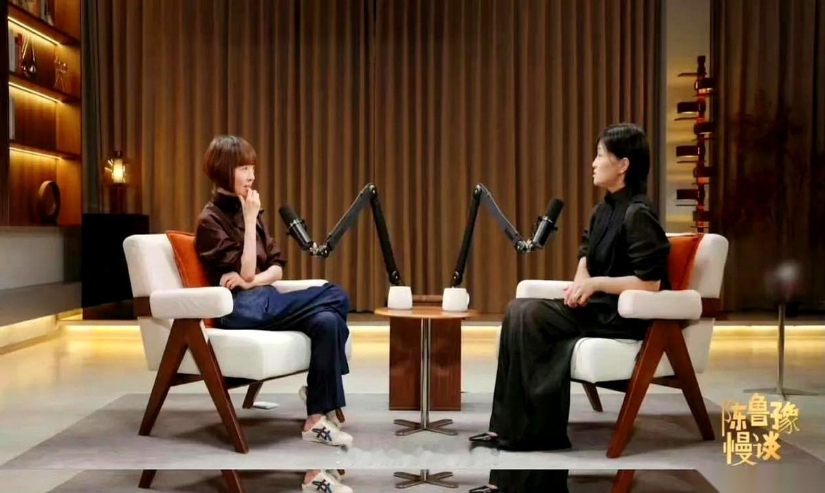 在鲁豫的访谈镜头前，郭柯宇聊起自己那段婚姻，眼眶连红都没红一下。她跟前夫章贺认识不到30天就按了红手印，换来的，是长达十年的“隐形”，外加凌晨五点一个人在冷风里攥着的一沓医院挂号单。
2010年，就因为一句“到了该结婚的年纪”。看着眼前条件还过得去的章贺，郭柯宇点点头，把字签了。不轰烈，没铺垫，就这