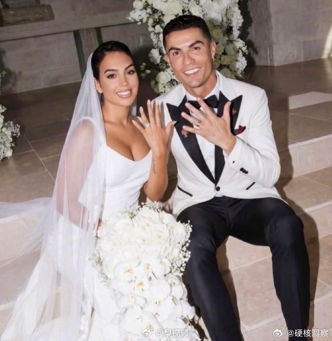 【 8月12日，C罗在个人社媒与乔治娜共同发布了一张二人佩戴婚戒的照片...