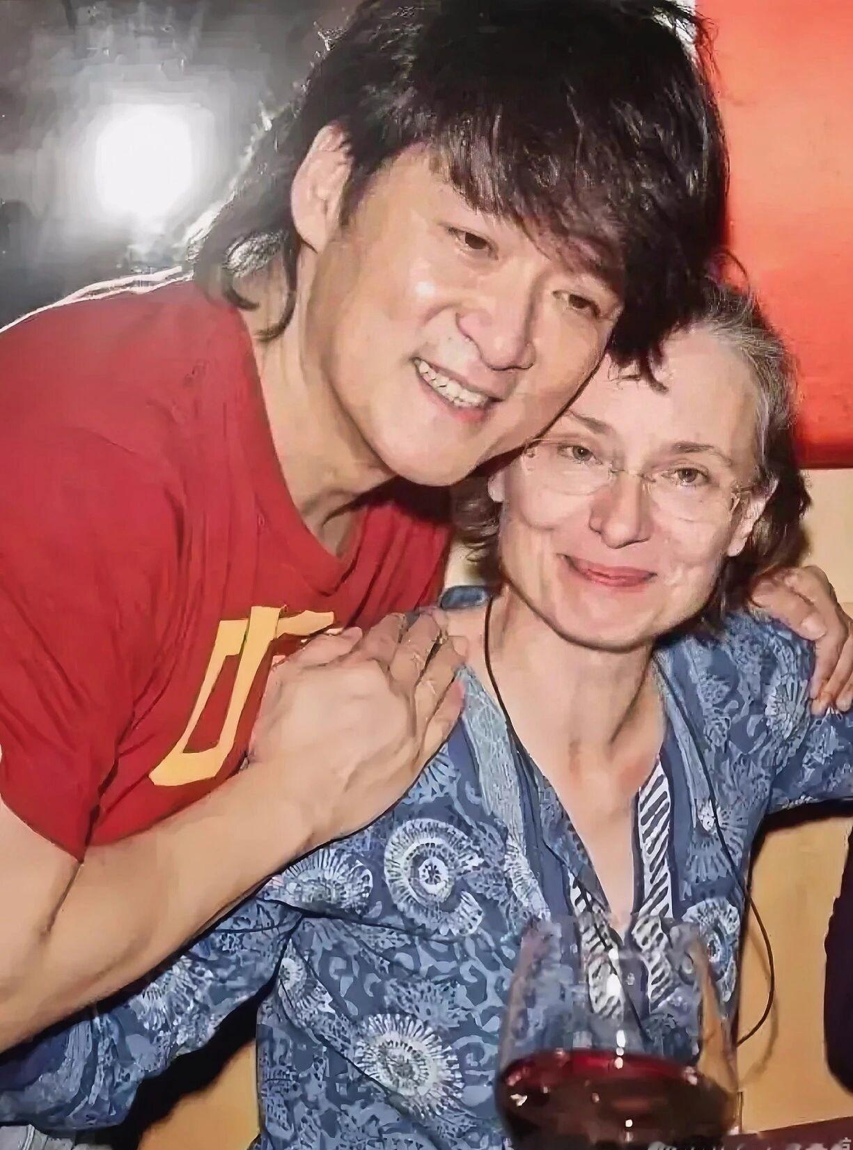 看到周华健和妻子同框的照片被不少人指指点点，说满头白发的洋媳妇像他妈，我只觉得这种议论未免太浅薄了。
两个人结婚整整38年，巧的是连生日都在同一天。
当年周华健在台北士林的民歌餐厅唱歌，穷得叮当响。一个顶着高学历的美国姑娘，硬是陪他挤在逼仄的廉价出租屋里，俩人甚至还要凑钱去买一盏二手的旧台灯。