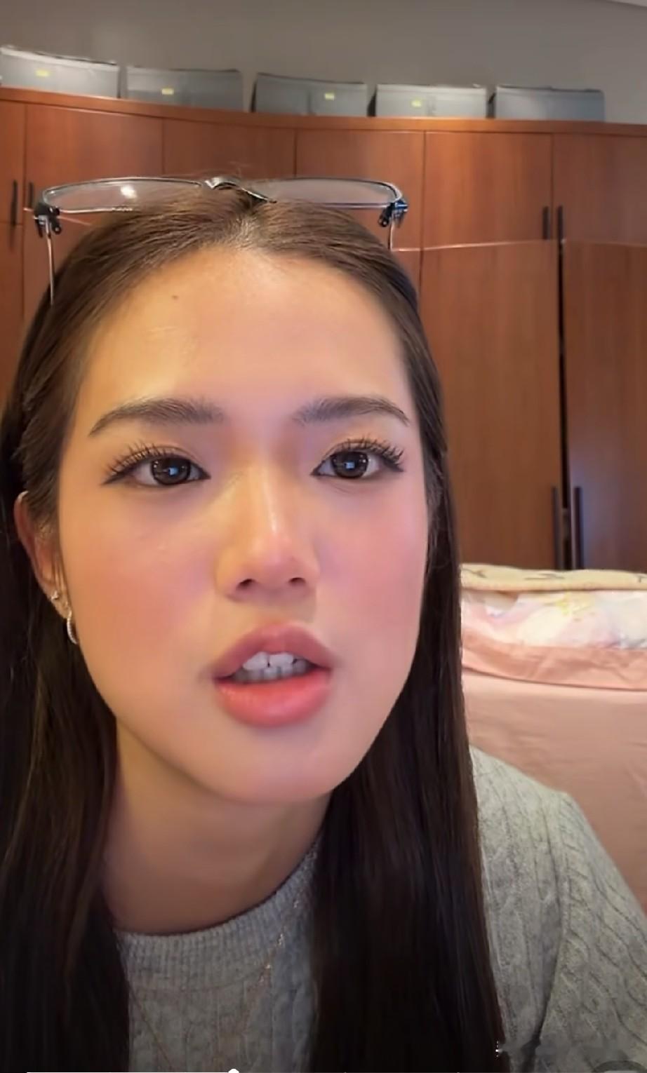 看了钟丽缇二女儿的直播
我明白了她虽是外籍没考上清华的原因
直播里说她之所以没考上，是因为她高中的受伤了断腿了，之后懈怠了学习。

再加上她本身学习能力就一般，所以导致了现在的结果

大家要知道，外籍那清华对她来说就是好考的 

相当于国人考三本的分就能考上，而且文的话只需语数英成绩

向观众解释自