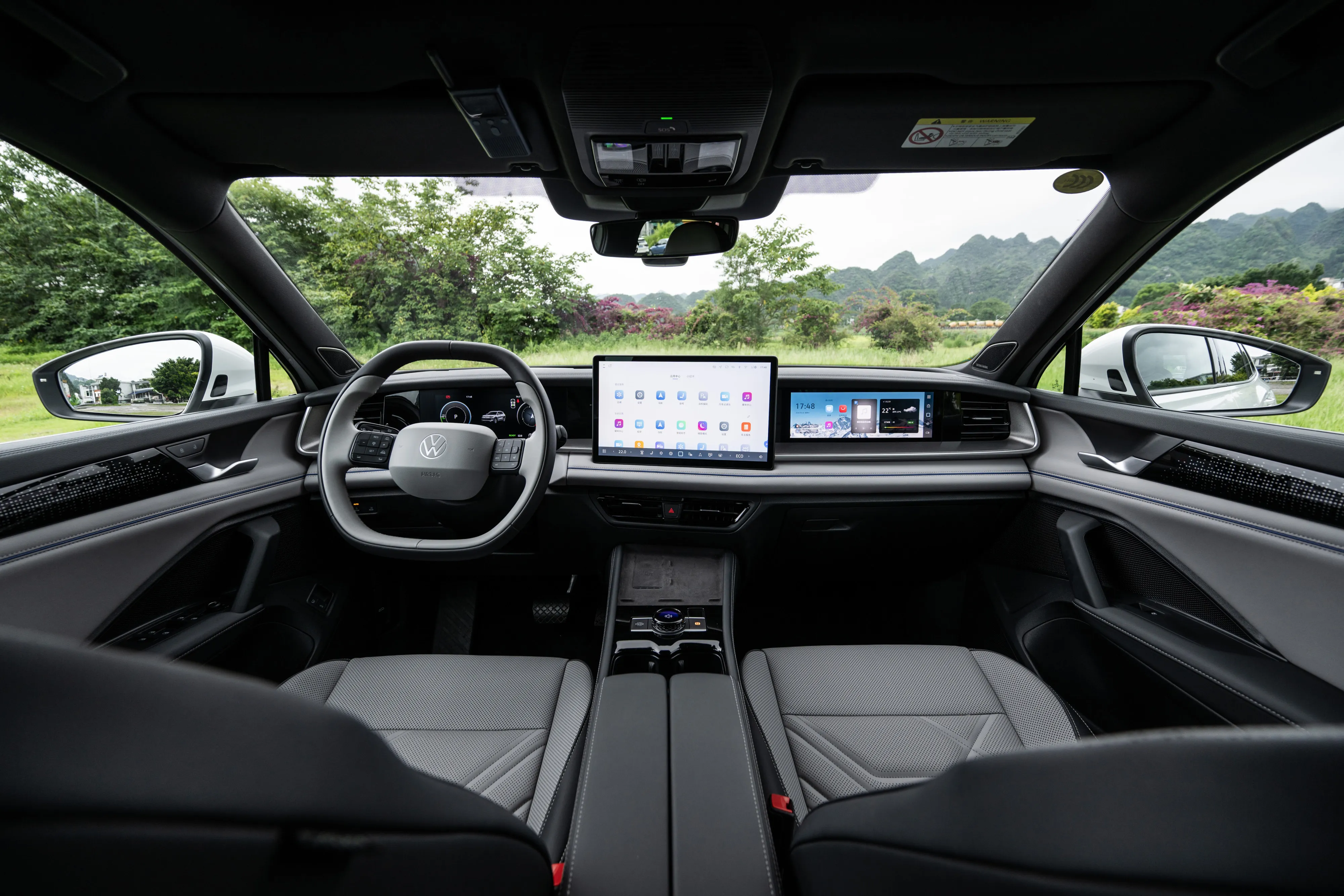 一汽-大众探岳L PHEV，以“黄金”之名，定义混动新标杆。其黄金超混技术，搭载1.5TEA211EVOII混动专用发动机，动力澎湃而能效卓越，双电全域超混架构下，综合续航超1400km，让每一次出行都无忧无虑。黄金驾控，4种模式无缝切换，纯电、串
