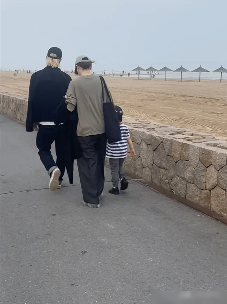 阿那亚偶遇戚薇一家，李承铉染发带棒球帽，戚薇丸子头，俩人裹得挺严实，结果旁边11岁的Lucky直接把风头抢光了。
小姑娘目测快165了，腿长得离谱，站那儿比不少成年人都显个儿。基因这东西真不讲理，爹妈都是大高个，孩子随便长长就逆天。
4岁的儿子seven跟在后面，不吵不闹，一家四口溜达得挺松弛。