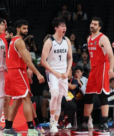 2026日本#亚运会# 男篮半决赛战报：
韩国 77-51 大胜伊朗二队晋级决赛

韩国队3人上双：三分33中14
1号前锋李贤重26分14板4助
6号后卫李正贤11分3板3助
11号后卫李佑锡19分3板3助

伊朗队1人上双：三分23中2
13号前锋贾姆西迪12分2助
14号队长卡兹米8分11板3助
#韩国男篮##伊朗男篮# ​