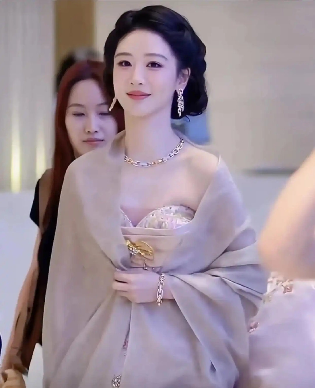 90后杨紫熬了27年拿视后，全网却忙着研究林永健吴越孙俪的笑脸，网友：内娱这回咋不按剧本演了 ​