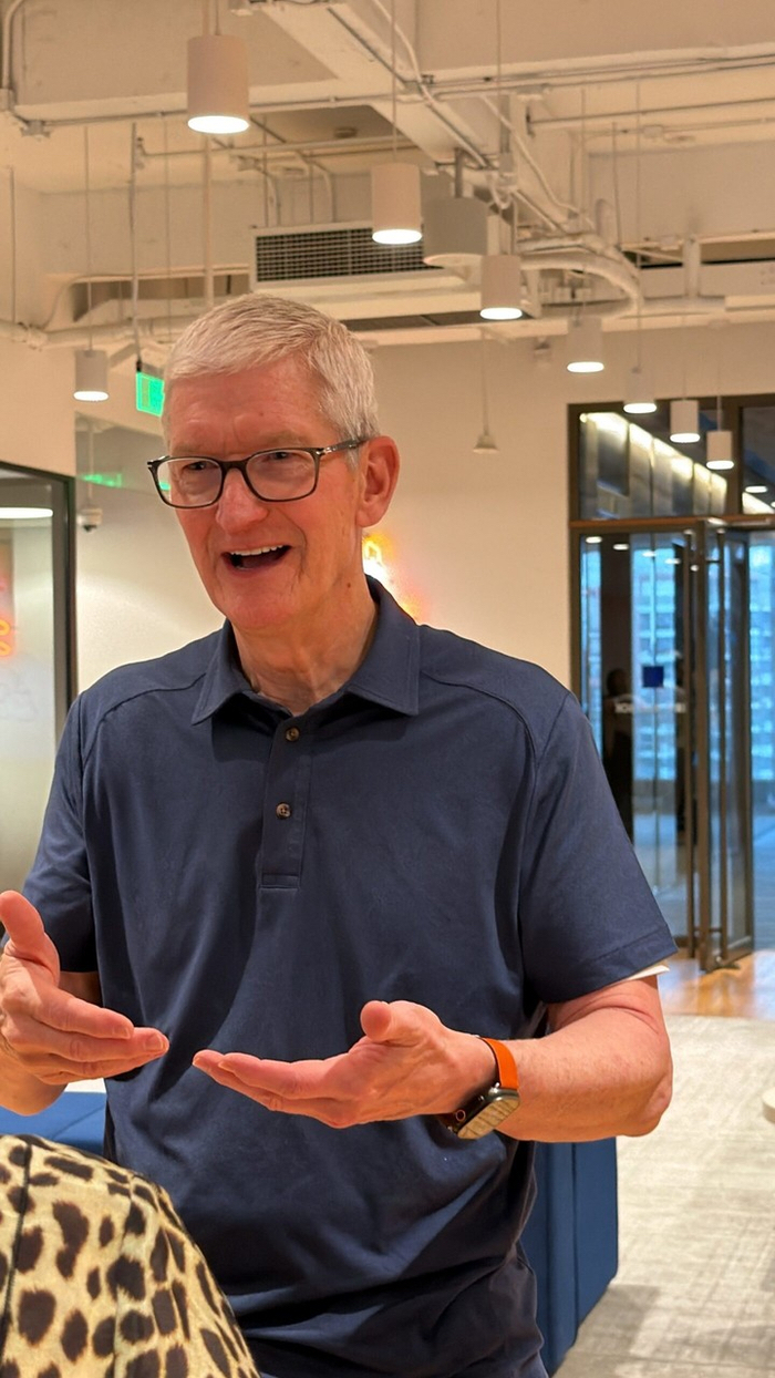 库克上海受访确认！Apple Intelligence国内10月下旬开启测试，Siri AI暂不上线

苹果中国AI落地传来重磅消息！10月15日，界面新闻报道，苹果董事会执行主席蒂姆·库克现身上海走访，并接受界面新闻等多家媒体采访，公布Apple Intelligence国内落地的关键进展。

✅