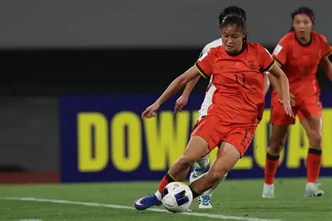 中国U17女足尽管击败了美国夺得了小组第一，但是这个签位也是确实太差了，八分之一决赛对阵法国，赢球的话大概率是对阵巴西，相比之下日本队是绝对上上签了，八分之一决赛是中国小组赛对手肯尼亚。

先说这个小组第一，到底值不值？新华社报道，中国队3比2击败美国队，三战全胜积9分晋级，刘雨希打进两球，赵嘉怡贡