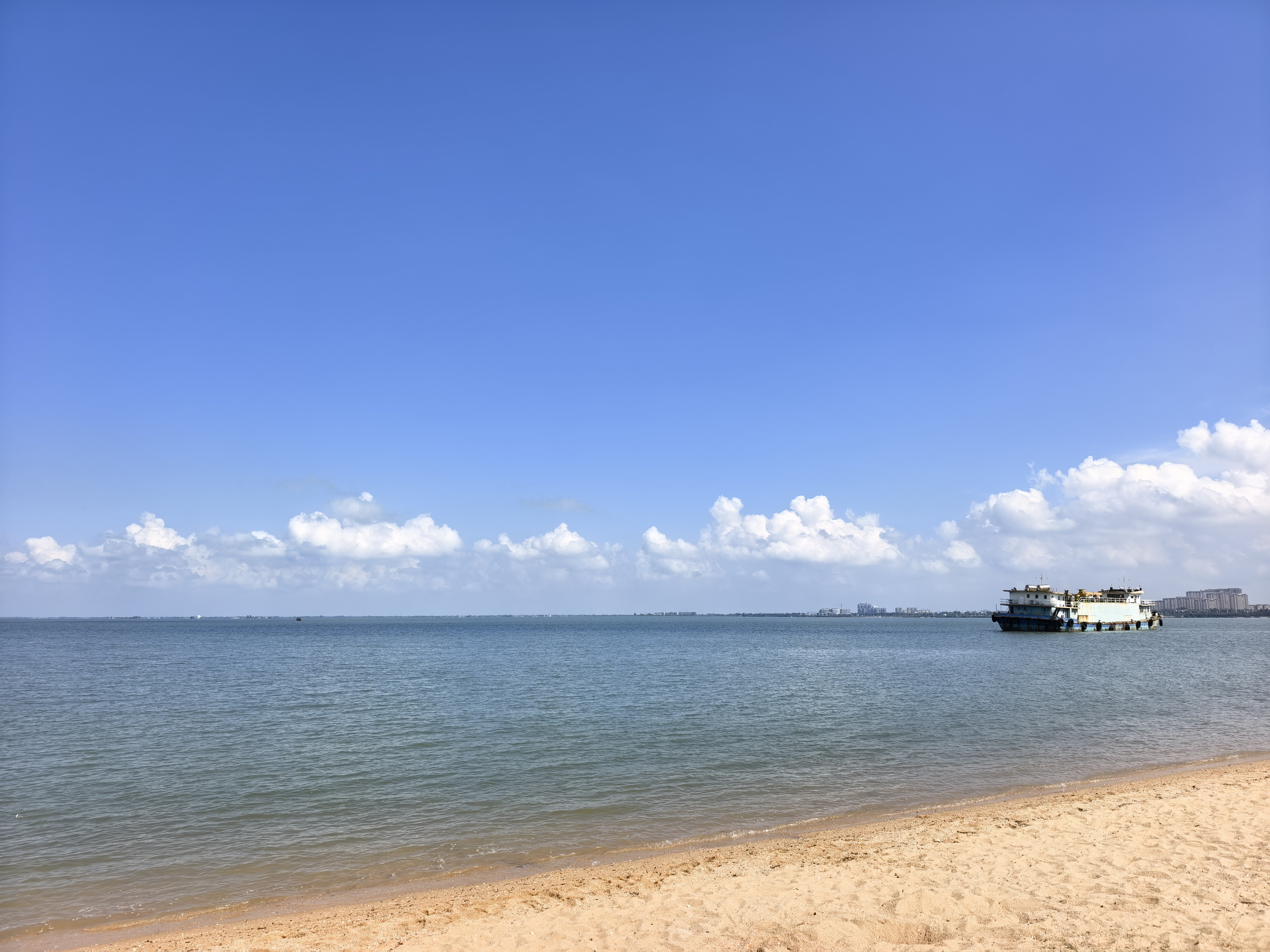 重庆自驾北海，奔赴海边日落
国庆假期开着我的深蓝S07，从重庆一路开到北海，亲眼见到海边落日，这趟长途旅程收获满满。
全程纯电出行，出发前提前规划好沿途充电站，避开高速服务区排队高峰，不少站点下匝道就能充电，充电速度稳定，整趟下来充电花费大概200元。长途行驶开启智能辅助驾驶，长时间开车 ​