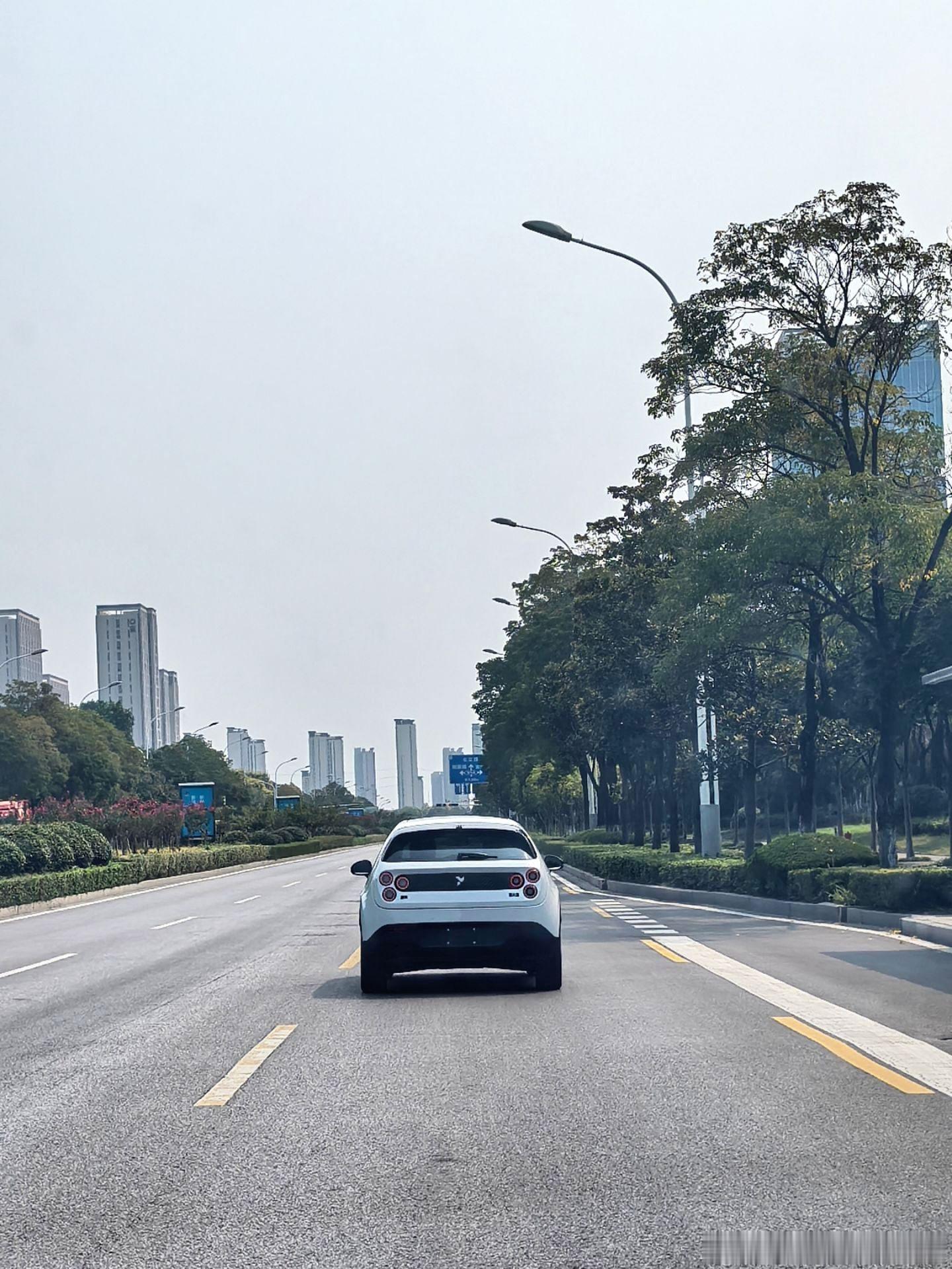 喜提爱车｜与萤火虫为伴，向光奔赴温柔日常#firefly萤火虫##firefly萤火虫[超话]##firefly萤火虫提车日记##firefly萤火虫提车日记##头号萤家##蔚来# 
 
历时满心期待，终于迎来属于我的专属小座驾✨ 顺利提车蔚来萤火虫，把温柔与自由收入囊中，解锁出行全新篇章。
 
初见便一眼心动，简约灵动的车身线 ​