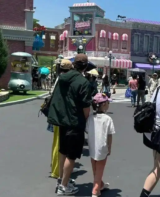 唐嫣罗晋带女儿游环球影城，6岁小小糖身高快到爸爸肩膀，一家三口同框好甜蜜 ​