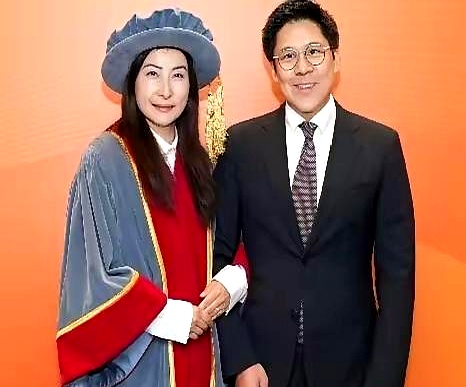 大家都觉得豪门媳妇难当，可郭晶晶愣是靠硬实力赢麻了
 

10月8号下午，香港岭南大学现场，郭晶晶穿上学术礼服接过荣誉院士证书
 

坐在台下的霍启刚高兴坏了，5点多就迫不及待在网上晒合影，直言心里满是骄傲
 

要说郭晶晶是真的让人佩服，退役后生了三个娃，事业公益却一点没落下
 

把当年赛场上那