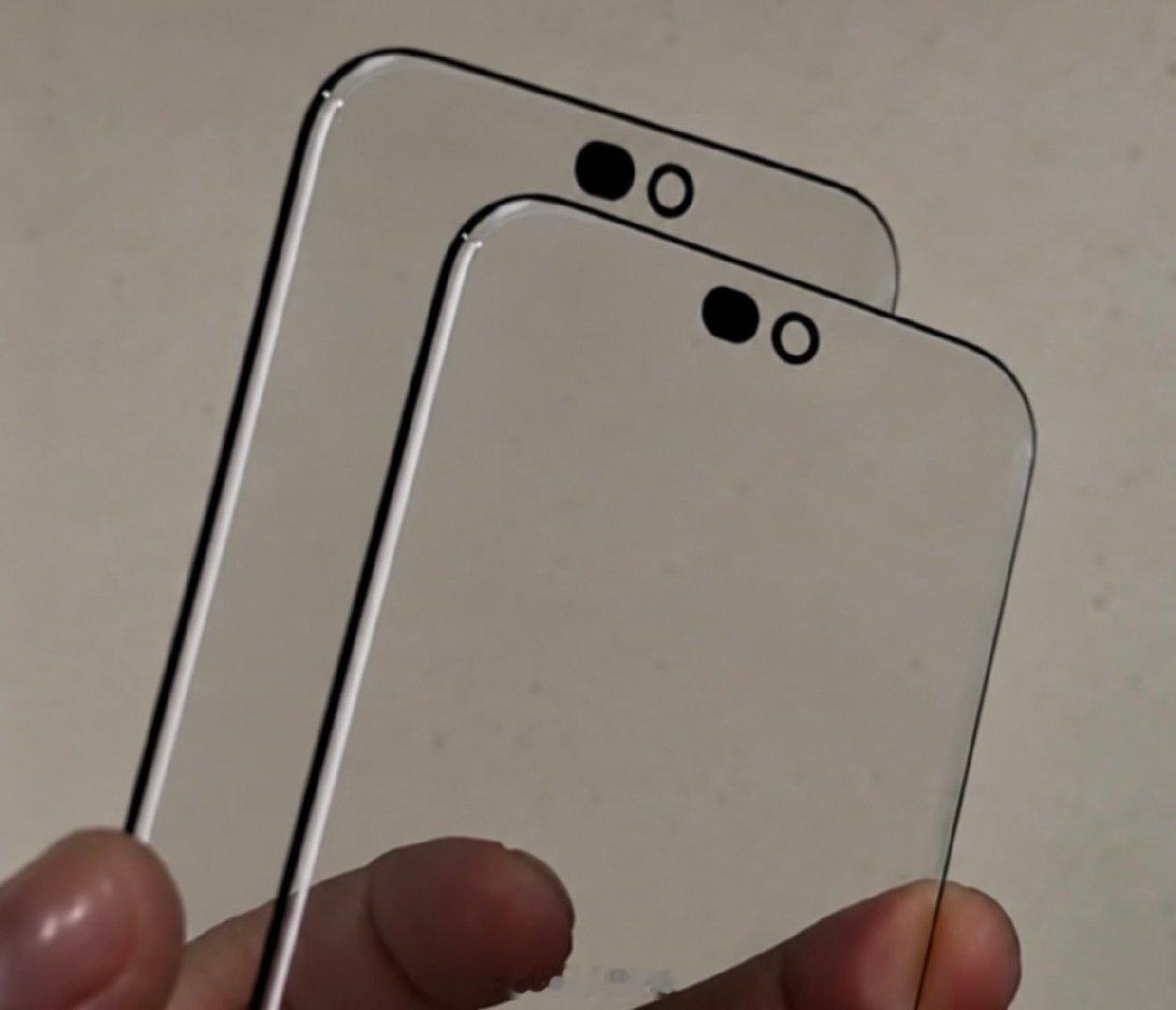 明年的20 周年纪念 iPhone不会用屏下摄像头或屏下 FaceID，还是和 18 Pro 相同大小的灵动岛，一个小遗憾。
这代主要变化将是一个四曲面显示屏，配合玻璃和金属的设计，这是惊喜。 ​