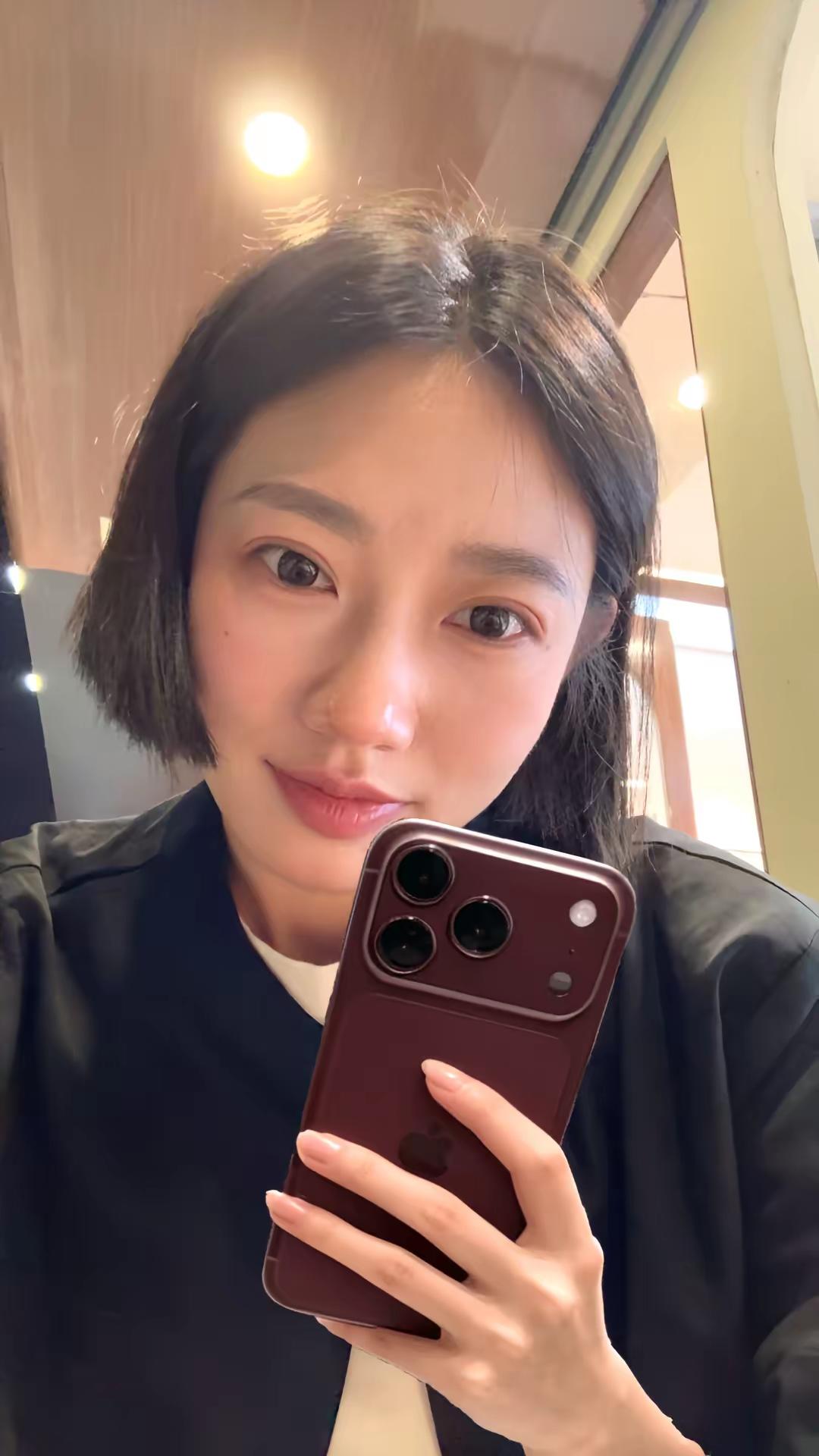 今天买了iPhone 18，非常符合我的年纪：年轻、虚荣、骄傲又装。