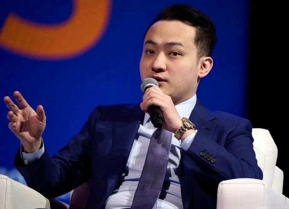 AI给的感情建议能帮你梳理思路、看清利弊，但它在情感话题上有讨好用户的倾向，重大决定还得靠自己拿主意，不能全信。总体来看，AI给感情建议这件事，说“靠谱”和“不靠谱”都太绝对了。它更像一个能帮你理清思