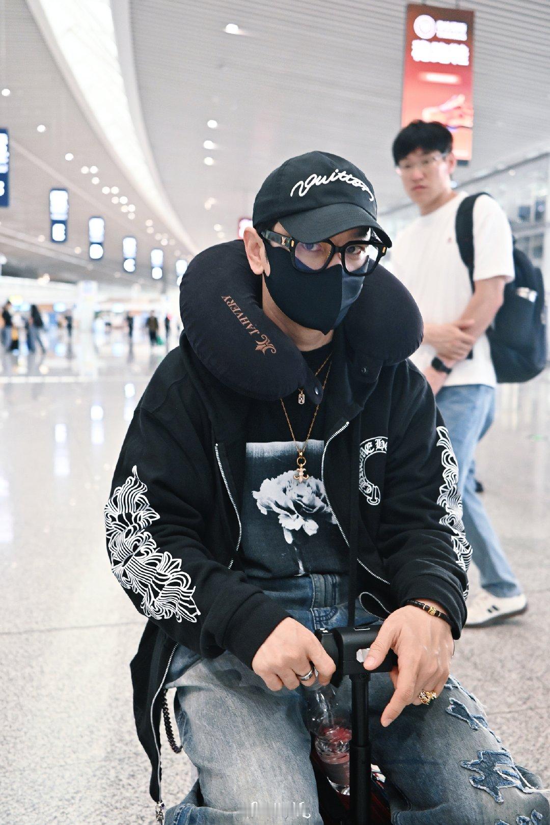 #黄晓明[超话]# 
𝟮𝟬𝟮𝟲𝟬𝟵𝟮𝟬🛫
该用户漂移中^⎚‸⎚^
问：上班苦还是上学苦
（一位只睡了三小时的热心市民）：睡觉少最苦⁽⁽(੭ꐦ •̀Д•́ )੭*⁾⁾
​