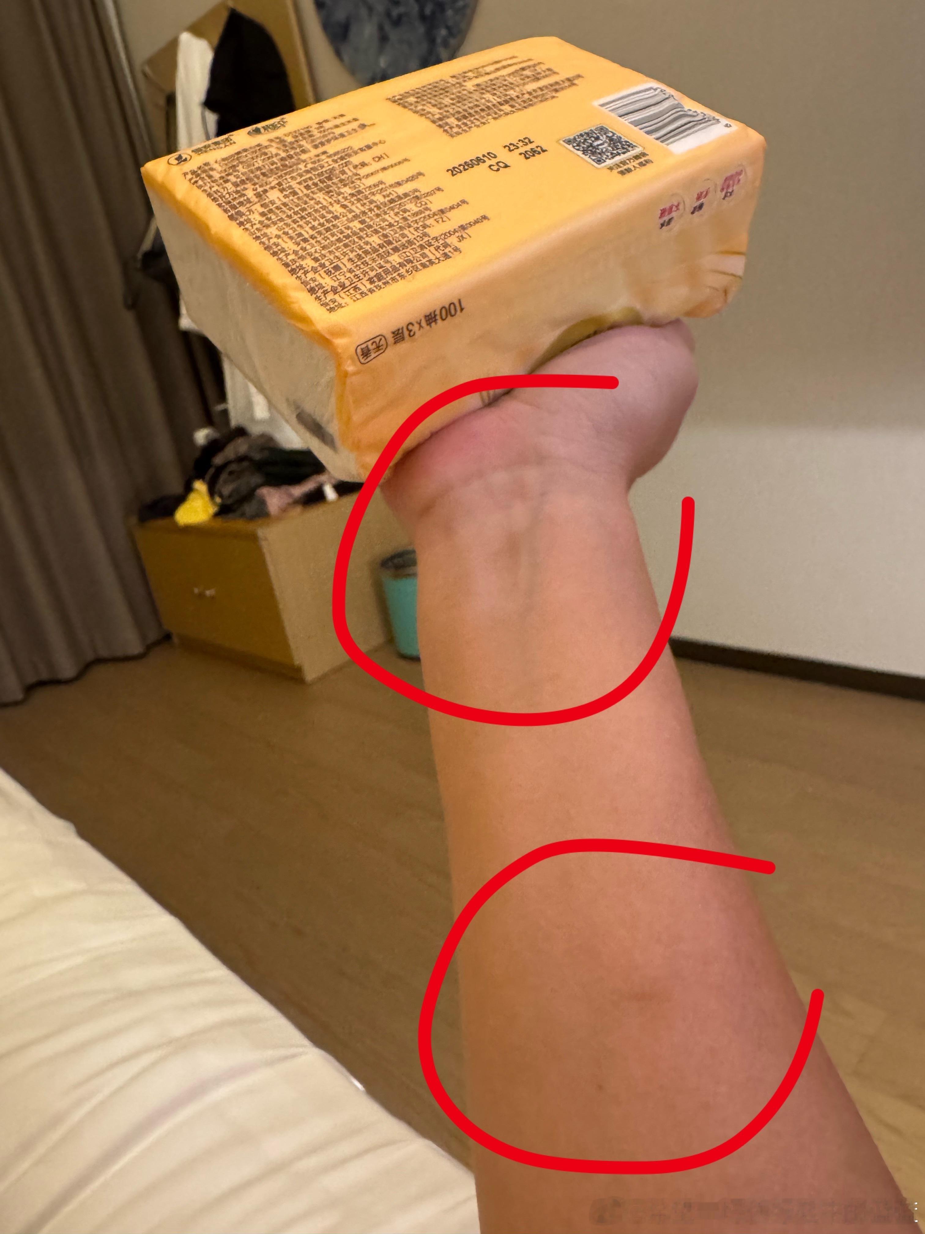 孩子又醒了 我也被哭醒了在哄它（当然是在用声音安慰 我又不傻 不会傻乎乎去面对它突然发现今天又挨打了紫了两块 抱孩子时候 妄图坐下偷懒 孩子急了 用脚t的知道男宝妈的生活惨没想过这么惨知道我会挨打 但是没想到挨的这么早 ​​​