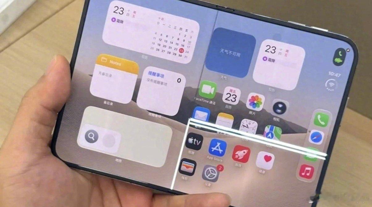 【#苹果回应iPhoneDuo内屏爆裂# 】苹果首款折叠屏手机iPhone Duo上市后不久，就陆续有部分用户反馈铰链区域出现异常，直接导致柔性内屏出现无外力磕碰的自然裂纹，苹果官方现已针对这一系列集中出现的故障公开作出回应。

苹果方面向海外科技媒体发送了官方声明，表态称目前只有极少数设备受到该故障影 ​