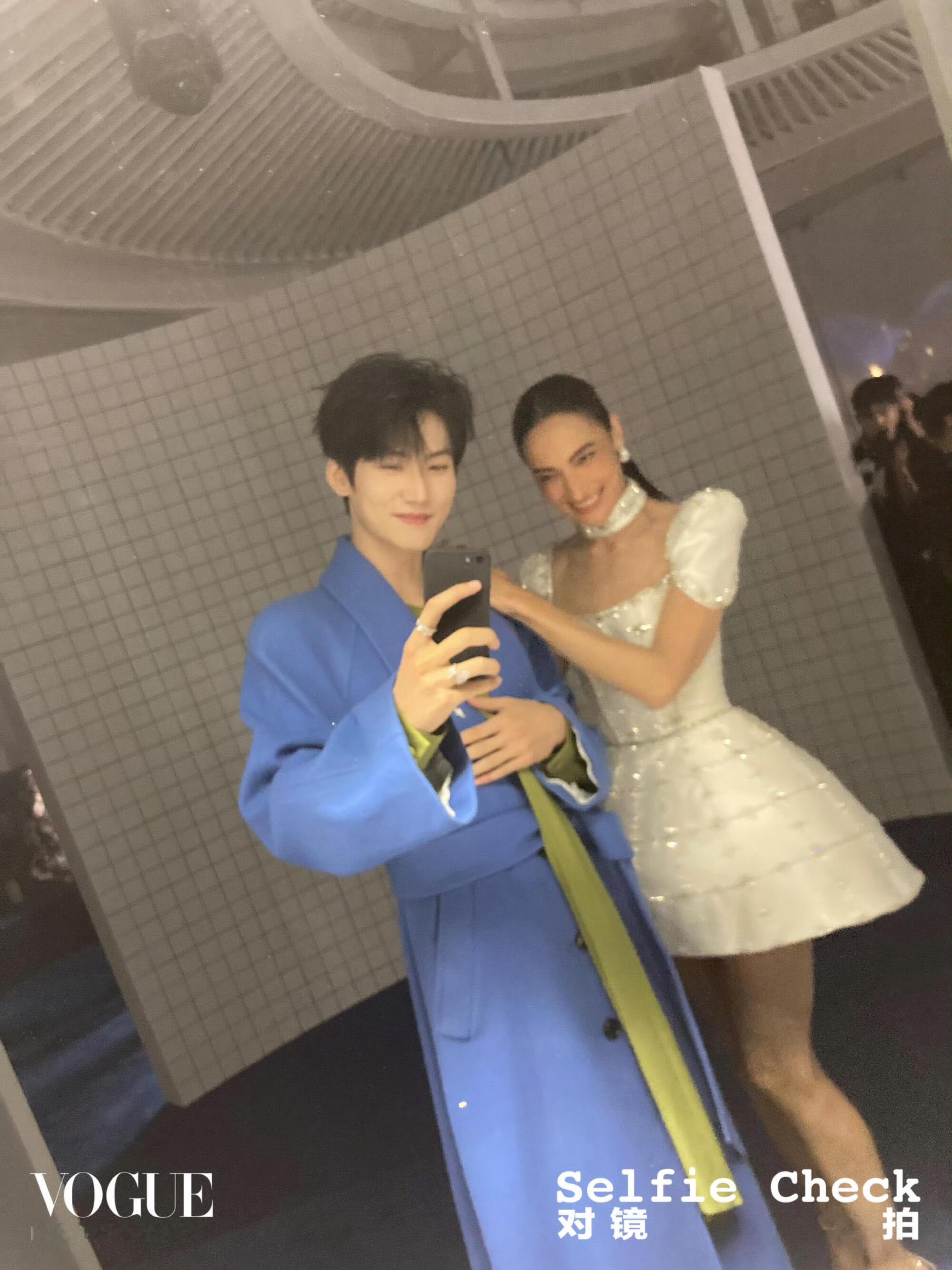 #VOGUE厕所 好紧绷的松弛#
内娱VOGUE复刻Met Gala经典厕所合影！🤳🏻|谁还不知道Met Gala的名梗——
因为场内禁止自拍，明星们只能挤在卫生间镜子前对镜拍，昏暗瓷砖+华服，松弛又随性，成了每年最出圈的名场面✨
 
这次VOGUE时尚之力盛会直接安排同款布景！
专门搭了仿瓷砖假厕所打卡区，明星排队 ​