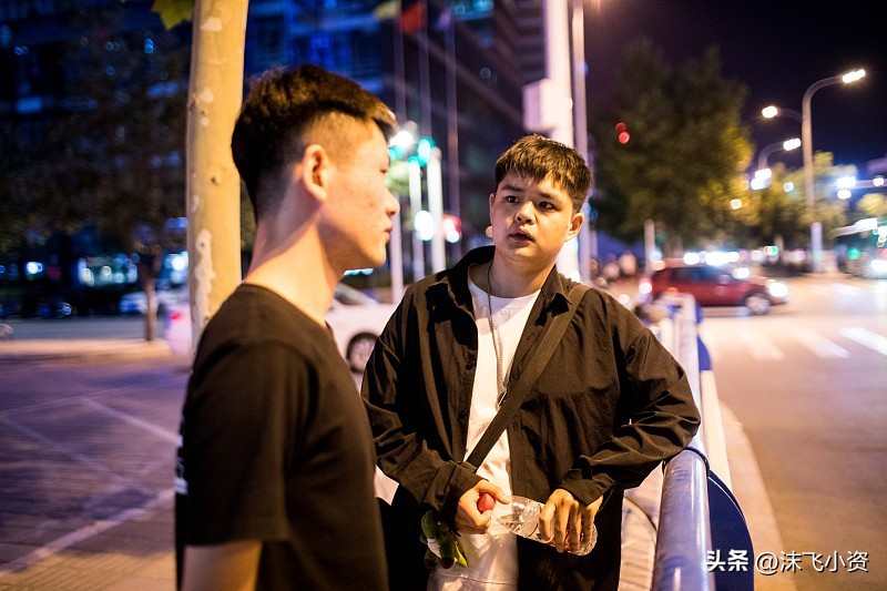 微信名字真的不能乱起，我表弟一个用了六七年的号，说没就没了。
我表弟今年27，去年从电子厂辞了职开始做微商，卖那个燃脂咖啡，微信名改成了“XX咖啡全国总代招募”，名字后头还挂了一串手机号，朋友圈一天二十几条，全是收款截图。
上个月他号突然登不上去了，提示违规，直接给封了。
他给我打