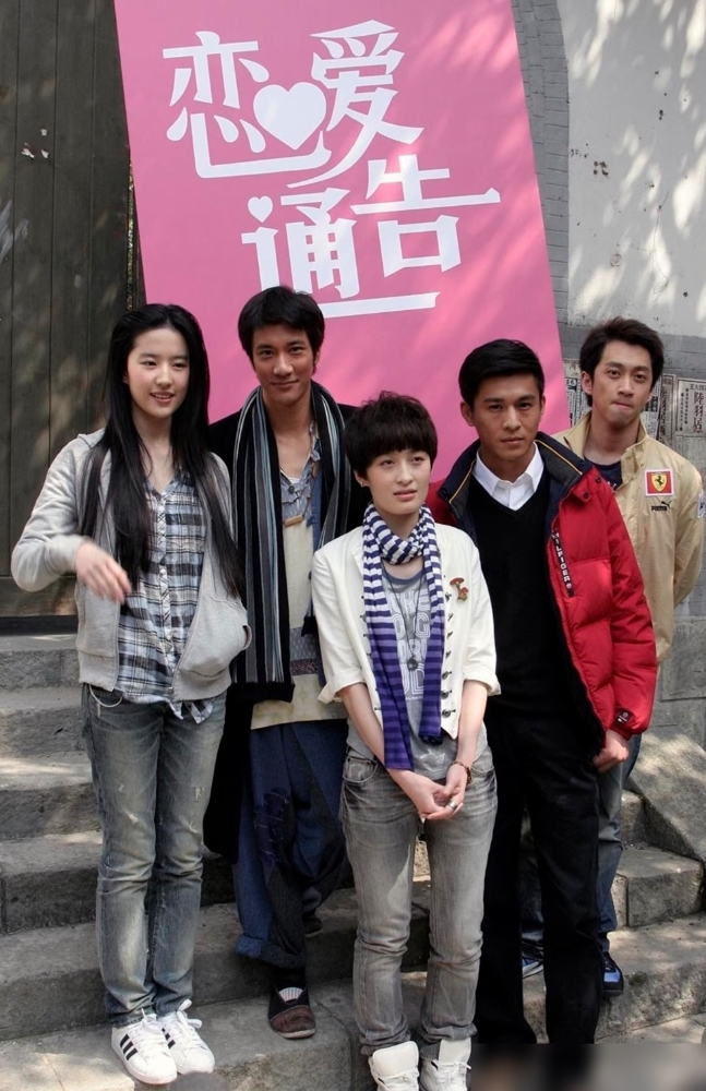 王力宏完了，跟刘亦菲一张素颜合照，把他完美偶像的底裤都扒干净了。
你看这照片，官方1米8的王力宏，站在1米7的刘亦菲旁边，居然，平了。这哪是差10厘米的身高，分明就是173和170的区别啊。
更要命的是气质，刘亦菲那边是云淡风轻，天然去雕饰，衬得旁边的王力宏，一脸局促，像个来蹭合影的路人甲，星味