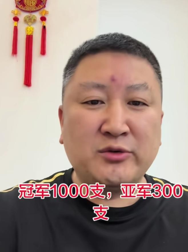 台上郑宇伯把职业选手打到发懵，台下老板直接在直播间玩了把大的：只要郑宇伯今晚夺冠，一千支球杆免费送！
就算万一翻车只拿亚军，也照样送三百支。
康溪盛世这波操作，直接把台球圈的算盘珠子打得噼啪乱响。
懂球的都知道，郑宇伯本是个打中式台球的顶尖高手，这次跨界跑到长沙去打斯诺克900，一路全是硬仗。