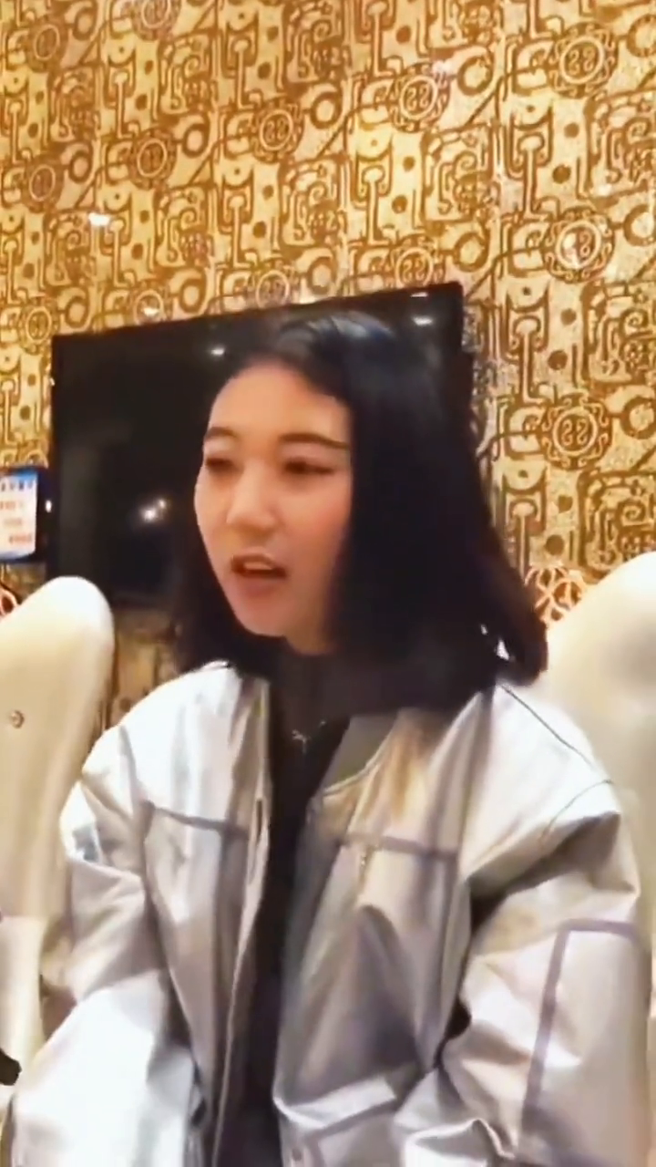 人类醉酒迷惑行为大赏，网友:几个硬菜呀，喝成这样？