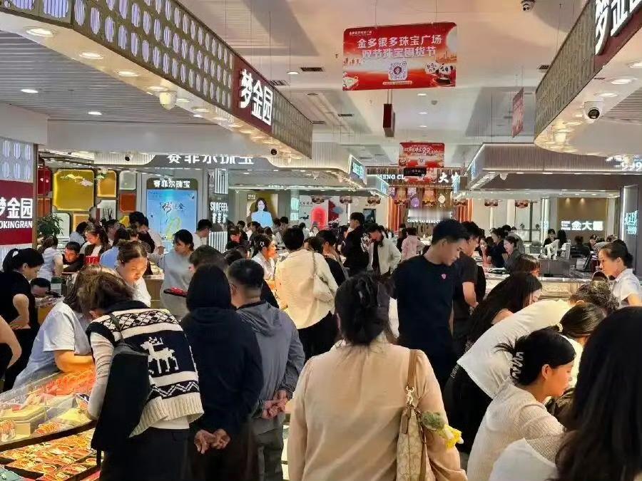 金店客流暴涨金镯子半天卖空

近期不少线下金店迎来客流爆发，足金手镯等热门款式半天就被抢购一空，柜台里的现货直接卖断货，黄金消费热潮再度刷屏。

走进各大商场金铺，到处都是挑选黄金的顾客，有年轻人入手小金豆、黄金手链，也有不少中年消费者直奔金镯子，打算买来做婚嫁、传承或者单纯保值。很多门店反馈，古法