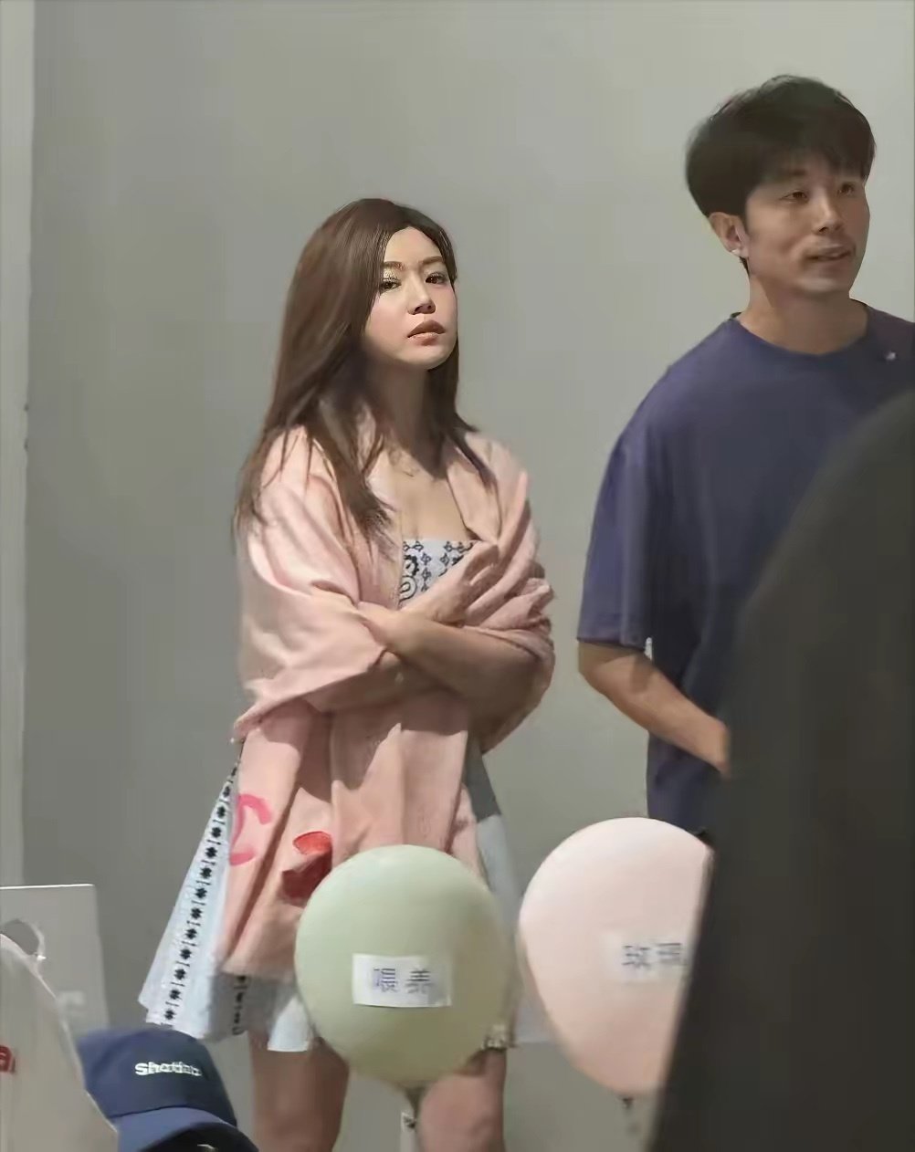 陈妍希在阿那亚被偶遇，真人一点不胖，连衣短裙配粉色披肩显年轻 ​