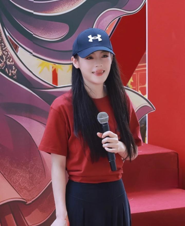 陈丽君现身新剧开机现场，酒红色短袖配黑色长裙，头戴棒球帽，现场的她笑意明媚，状态鲜活松弛，一举一动真诚又灵动，满是少年感