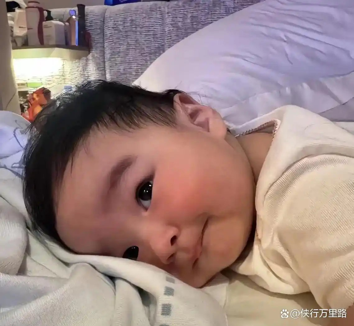 汪小菲妻子马筱梅晒7个月儿子近照！汪宝抱枕头玩耍累倒，网友细看：眉眼越来越像奶奶 ​