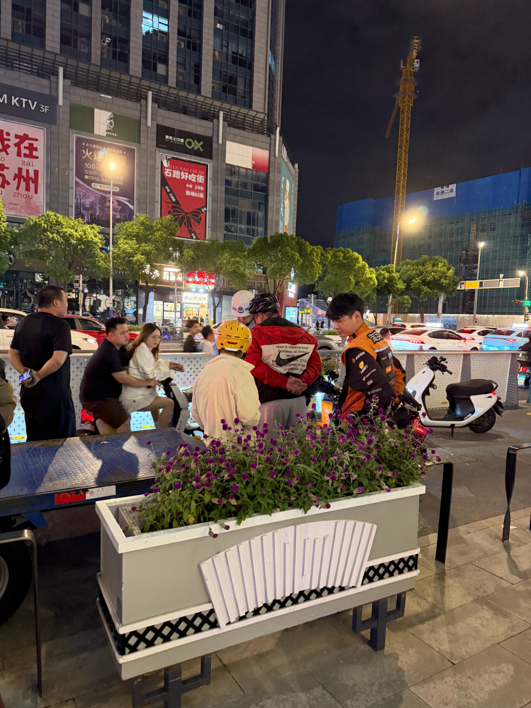 今日吃瓜，外卖小哥被平板车堵路，喊赶紧走，俩人呛呛起来了，电驴跟平板车发生点小磕碰，交警来说因为什么什么也没听清要扣车，于是世界大和解[吃瓜] ​