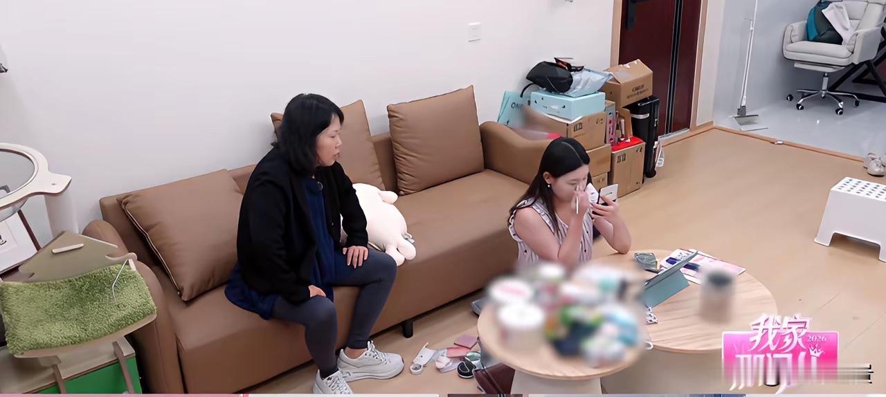 网传张家齐的奖金积蓄被父母花光，并非空穴来风。综艺里她家开关老化，家具简陋，看着是租金低廉的老出租屋。嘉宾上门，也直言住处位置偏僻，侧面看出居住条件普通。
不少运动员退役，都会趁着机会休养身体调理伤病，还有安置政策可以拿到稳定编制。但张家齐不一样，刚退役就马不停蹄上综艺、做直播赚钱。
外界猜测，背后