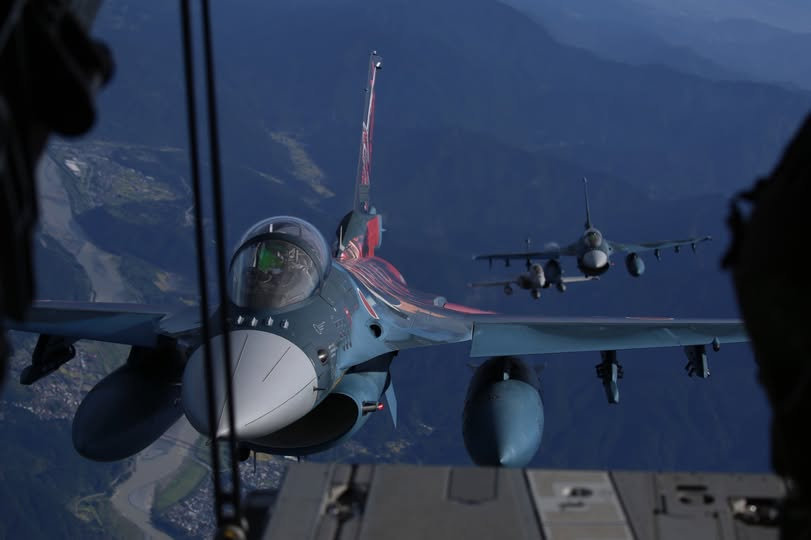 #飞扬军事[超话]# 髮国空军A-400M运输机尾门拍摄日本航空自卫队F-2战斗机
#烽火问鼎计划# ​