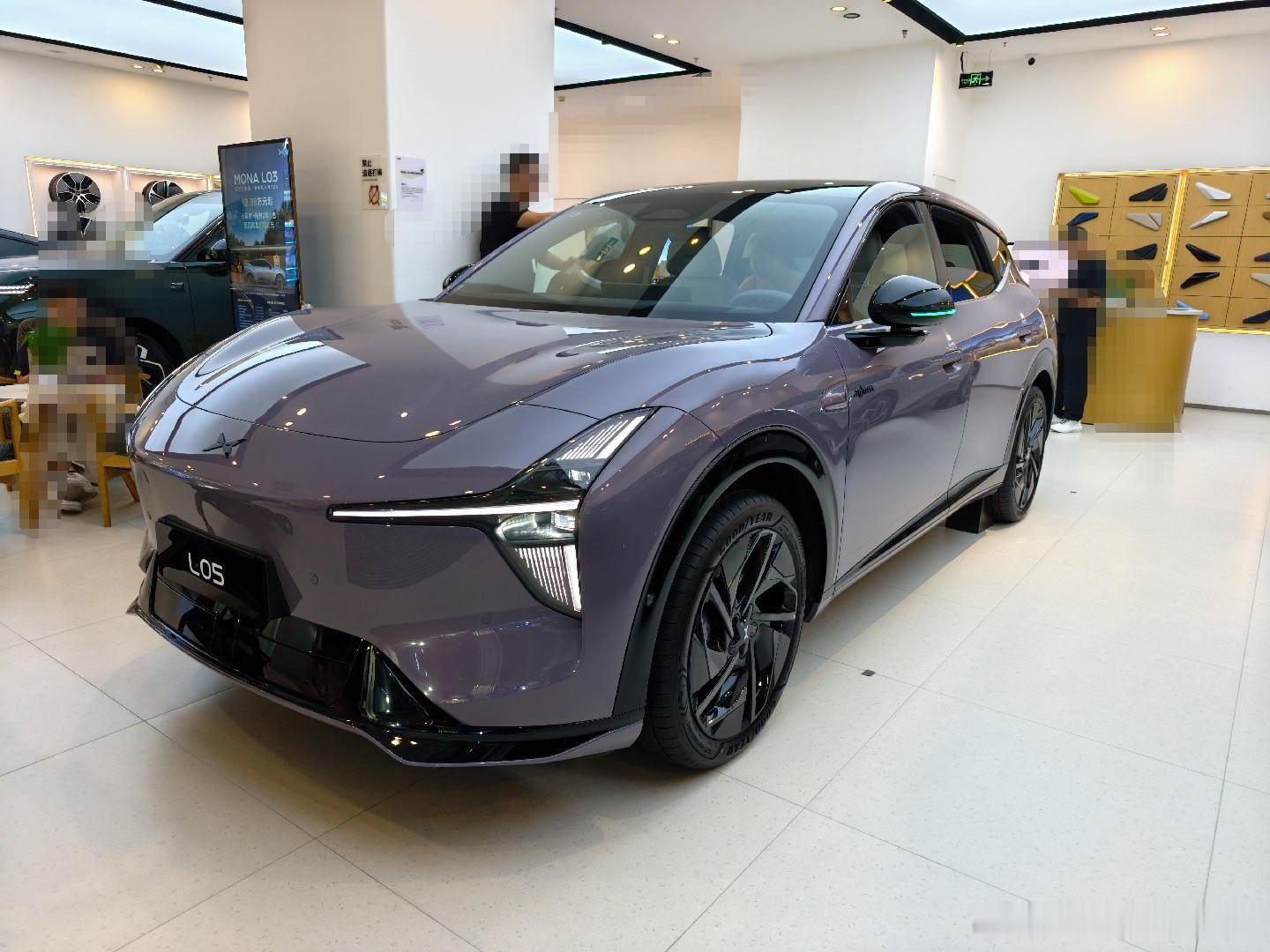 #MONAL05车大好开#说是年轻人的大5座SUV，整体内饰布局和L03很接近，但也有不少不一样的地方。
后排多了一块娱乐屏，全车加了遮阳帘，前排手动、后排是电动的。氛围灯样式也换了。
座椅体验我挺惊喜的，前排依旧保留通风、加热、按摩。后排新增了加热功能，调座椅的时候，会联动调整其他部位的支撑
后 ​